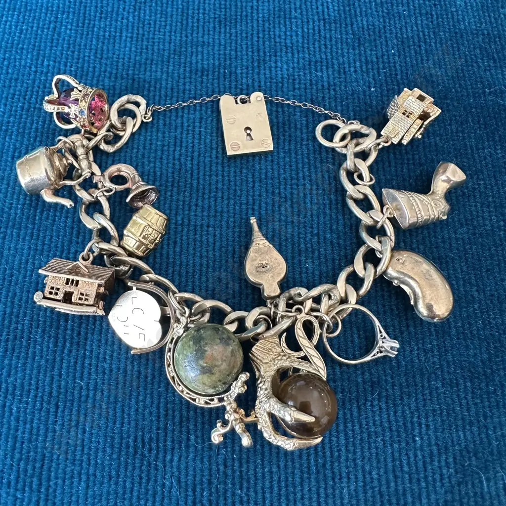 9ct Gold vintage charm bracelet includes 13 charms & 2 rings, total weight 47.4g Image 1++