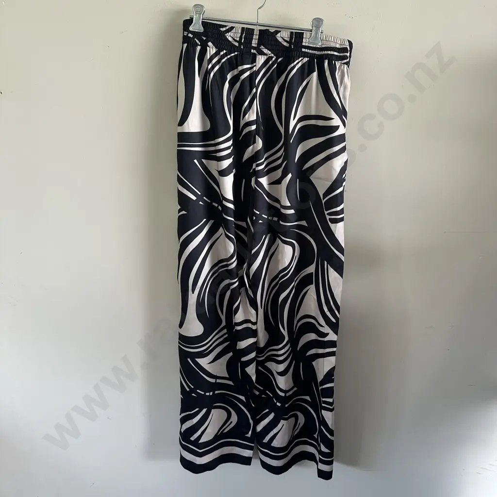 Decjuba satin pants size 14 Image 1++