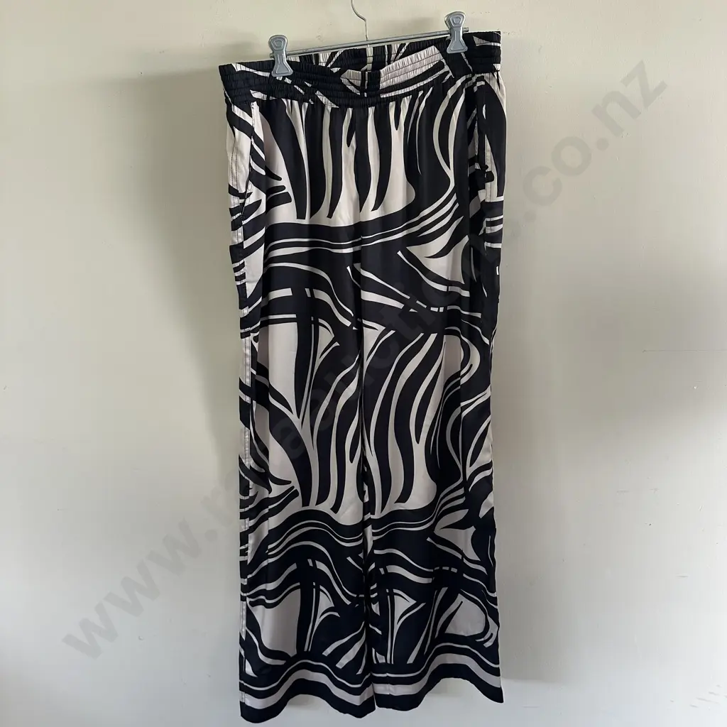 Decjuba satin pants size 14 Image 1++