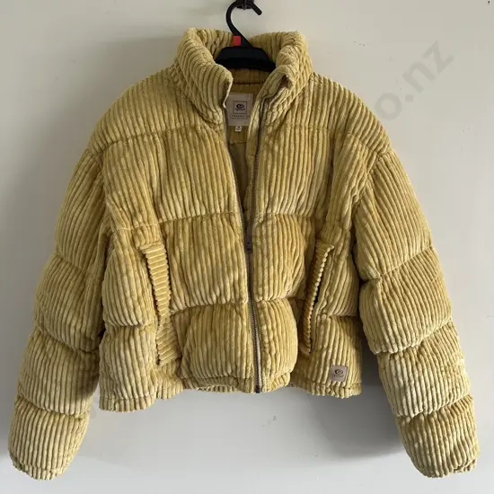 RIPCURL corduroy puffer jacket size M