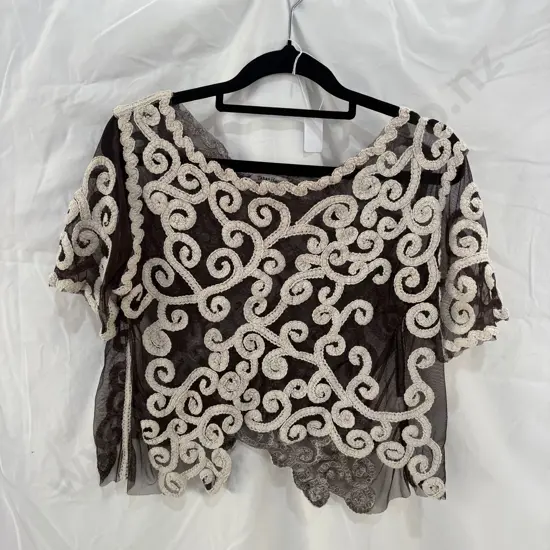 Tara & Hall size S embrioded top