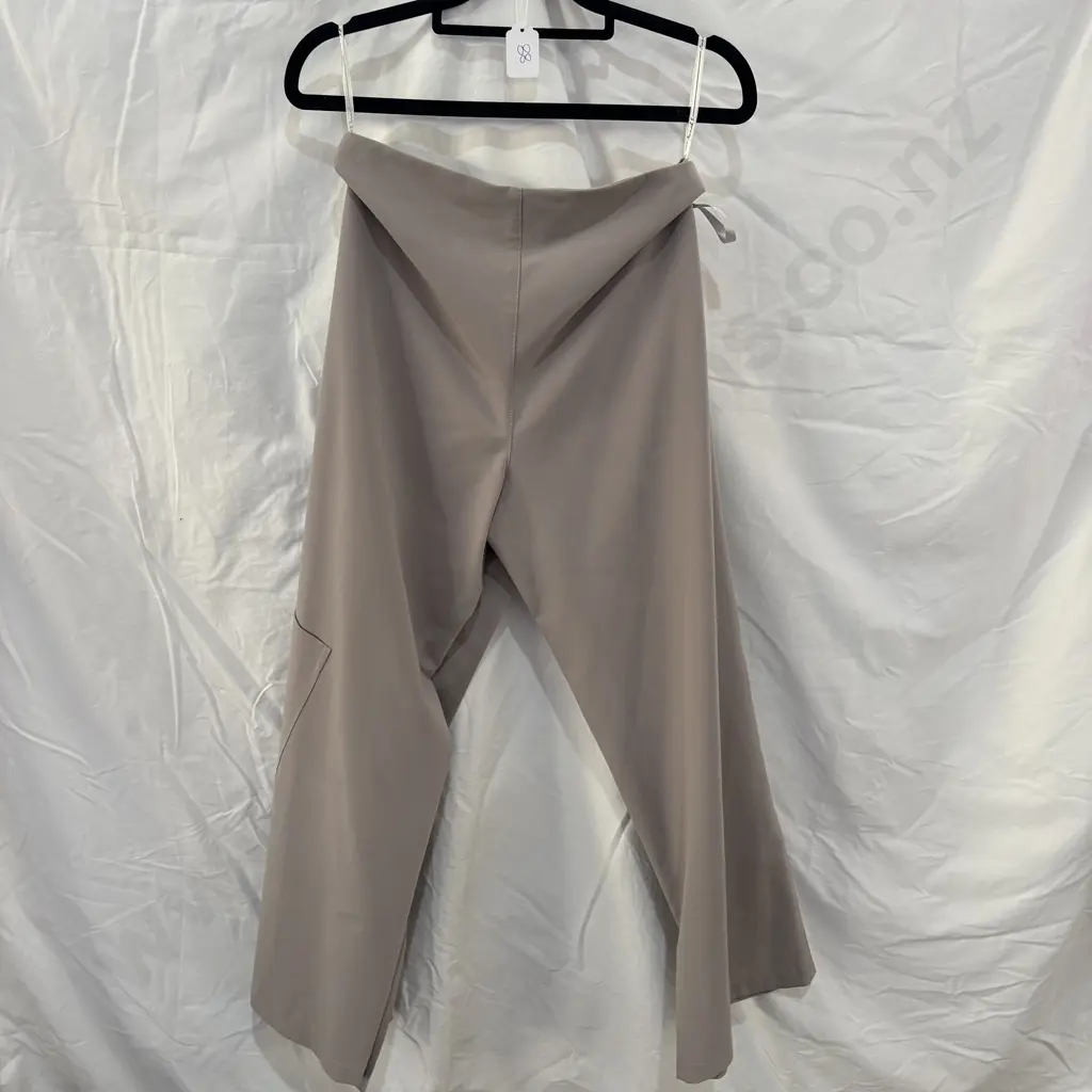 Annah Stretton size 8 trousers Image 1++
