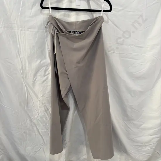 Annah Stretton size 8 trousers
