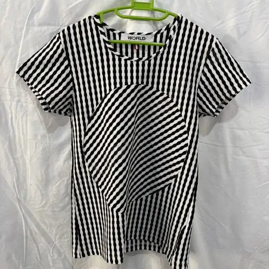 WORLD size L "whole hear" top