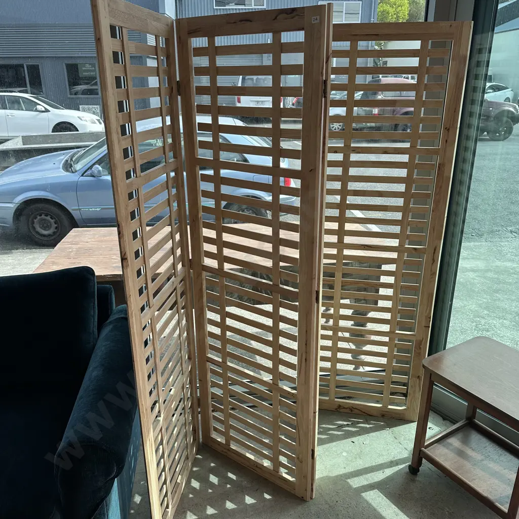 large slatted wooden screen Image 1++