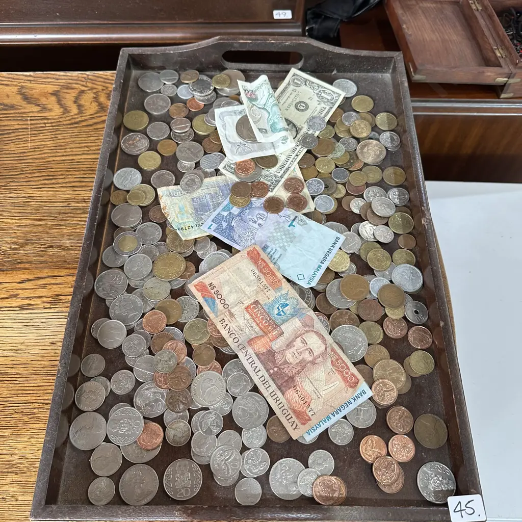 notes and coins plus serving tray Image 1++