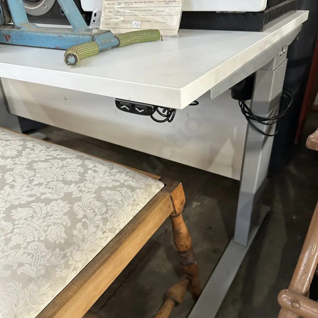 rise fall desk 1400w Image 1++