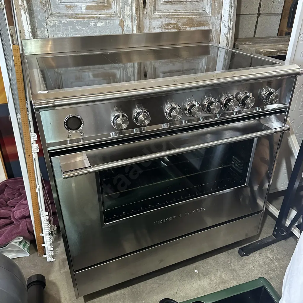 large F&P electric oven in excellent condition Image 1++