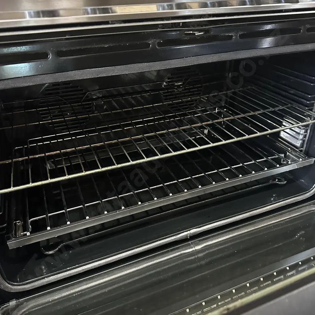 large F&P electric oven in excellent condition Image 1++