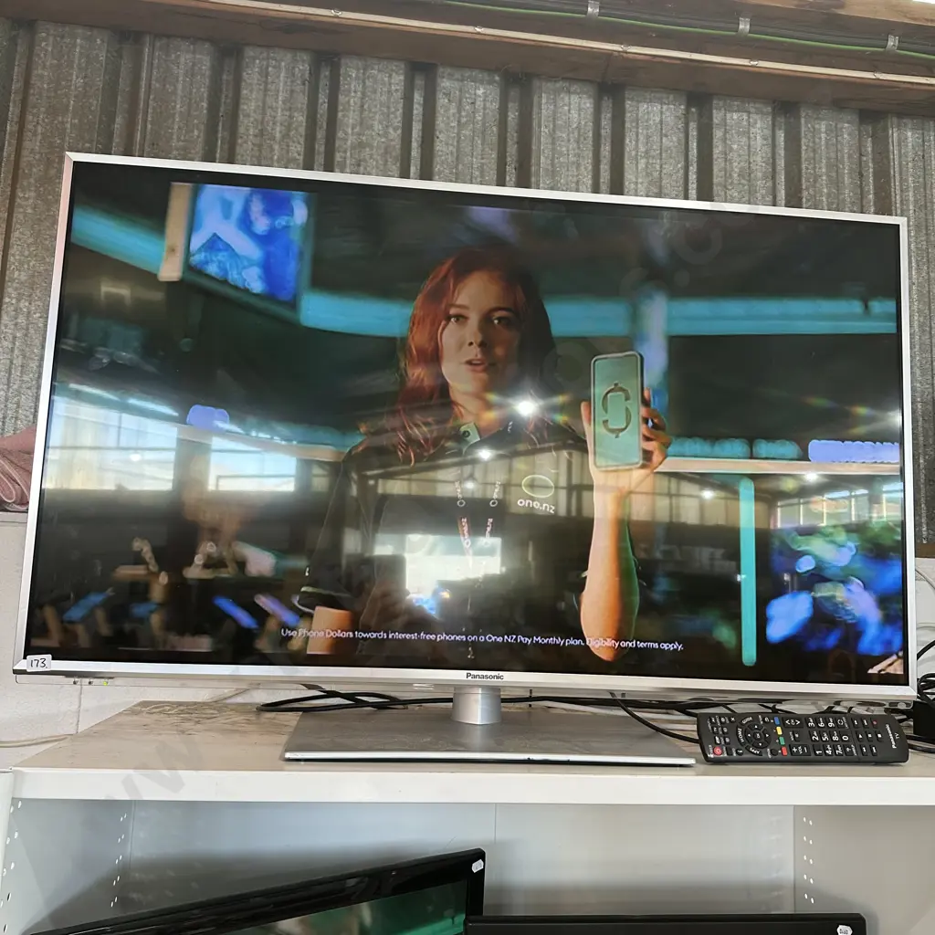 Panasonic model T42ET60Z 42 inch LED LCD TV with remote. Image 1++