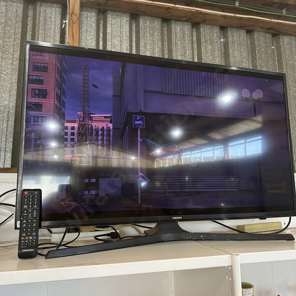 Samsung model UA40KU6000S 40inch 4K Ultra HD Series 6 LED TV with remote. Image 1++