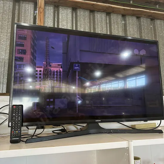 Samsung model UA40KU6000S 40inch 4K Ultra HD Series 6 LED TV with remote.