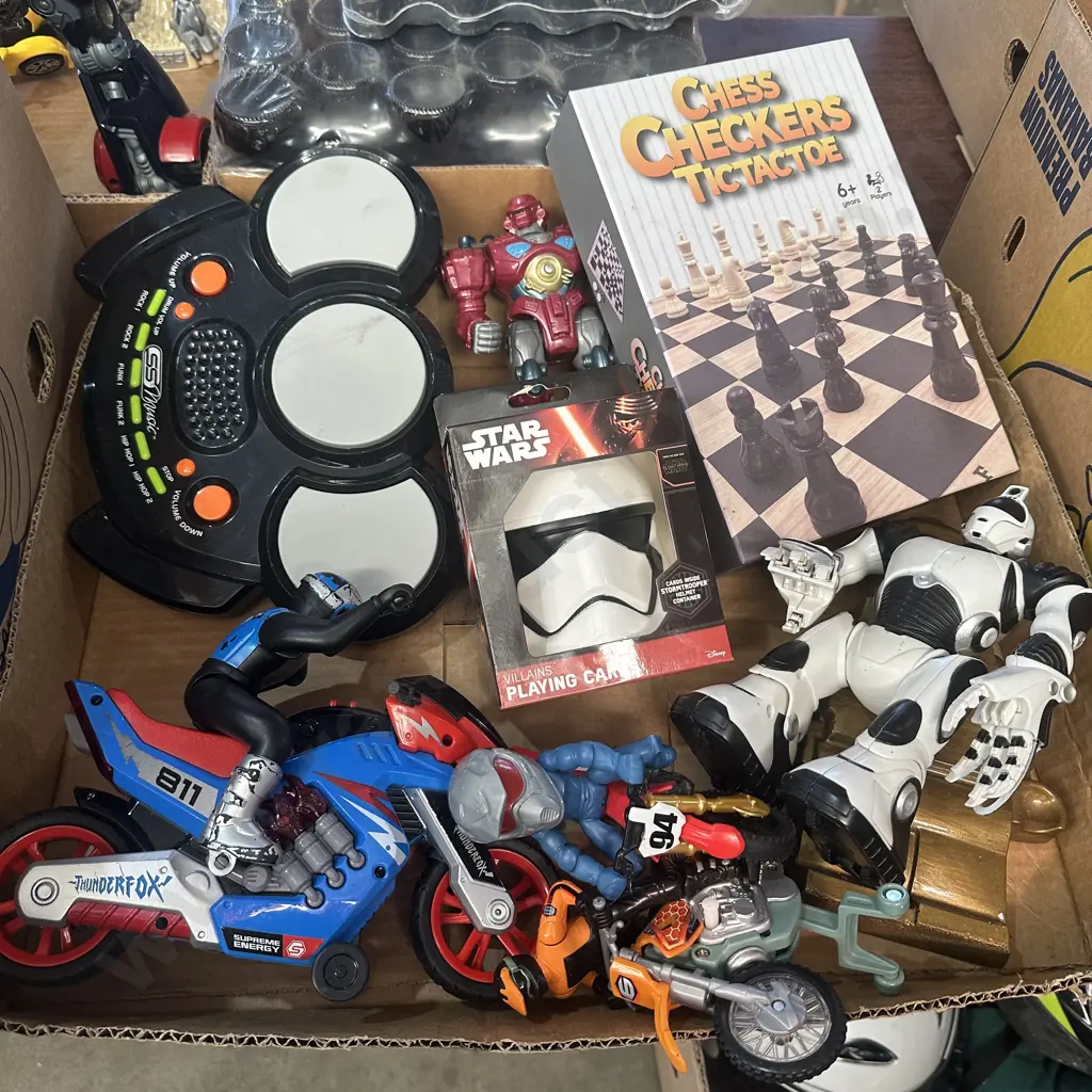 Lot of collectable toys including Star Wars cards etc. Image 1++