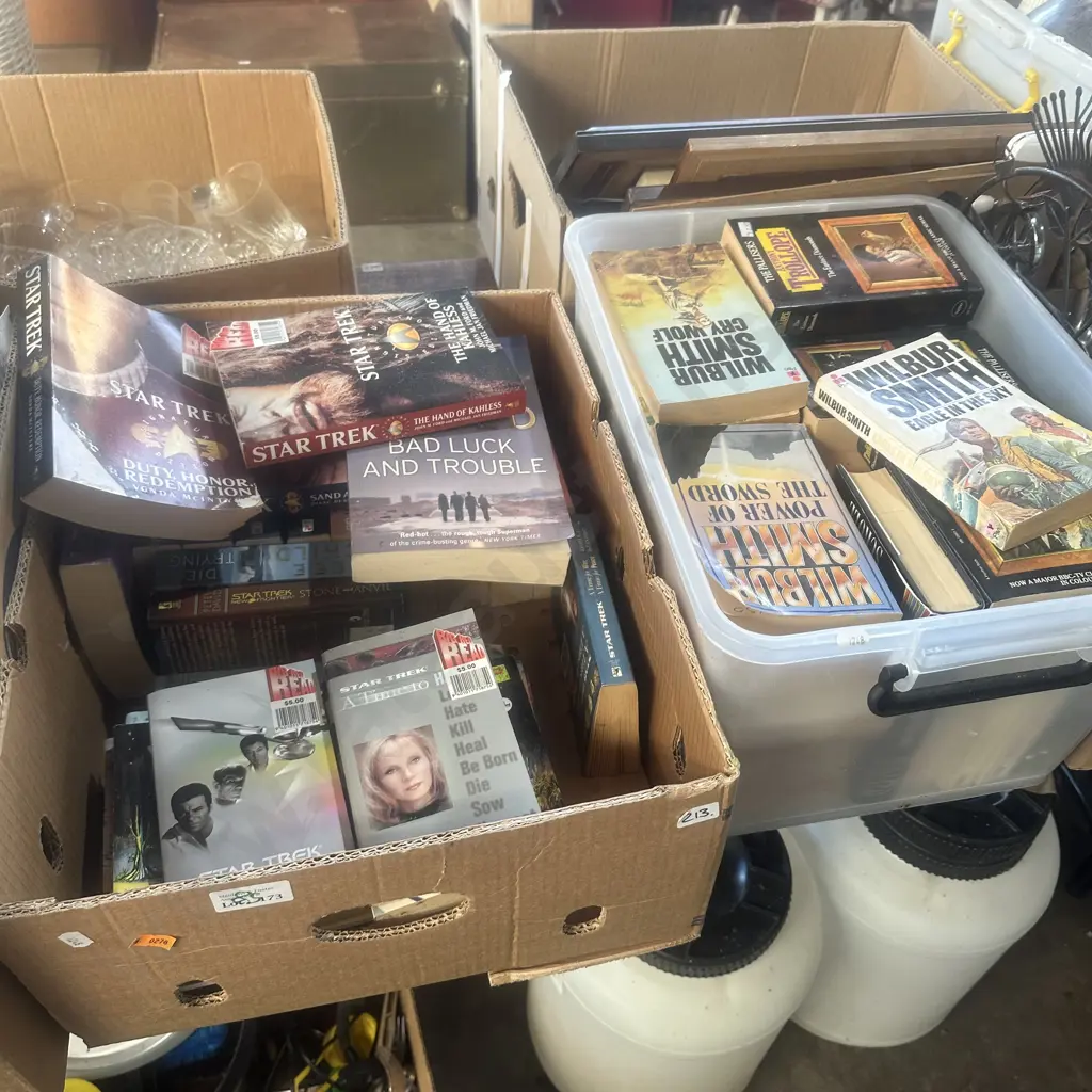 Two boxes of books. Image 1++