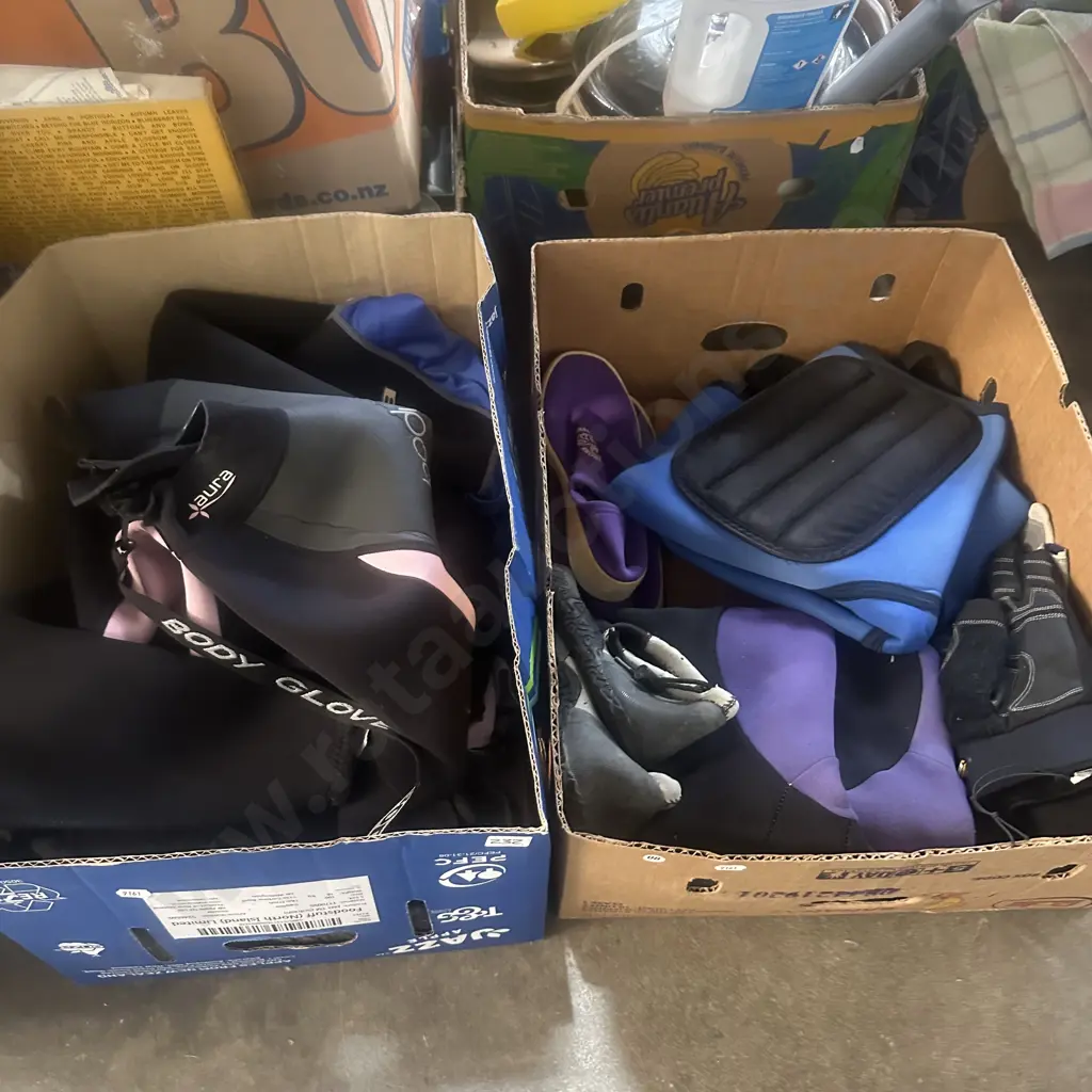 Wet suites, gloves and shoes. Image 1++