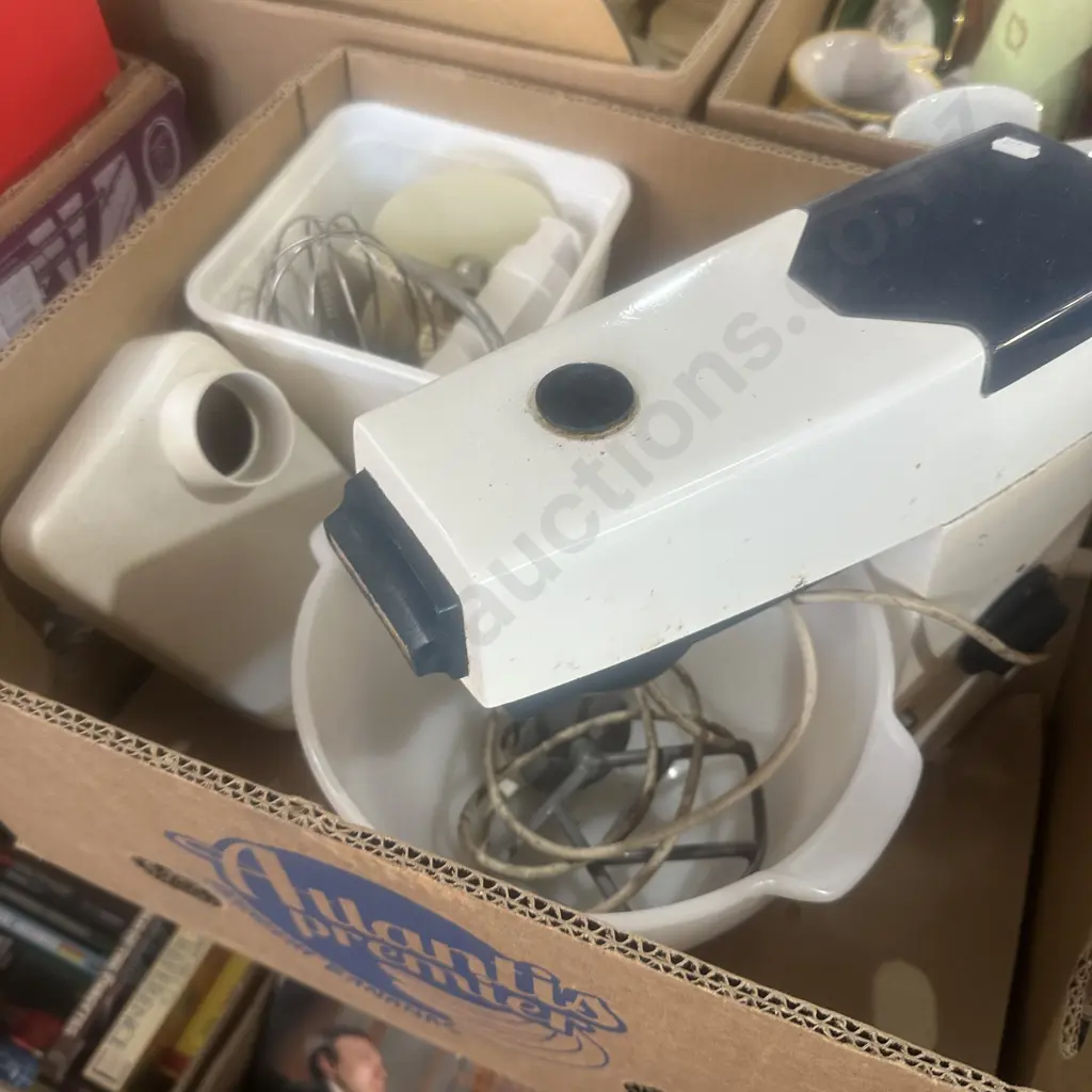 Kenwood mixer plus attachments. Image 1++