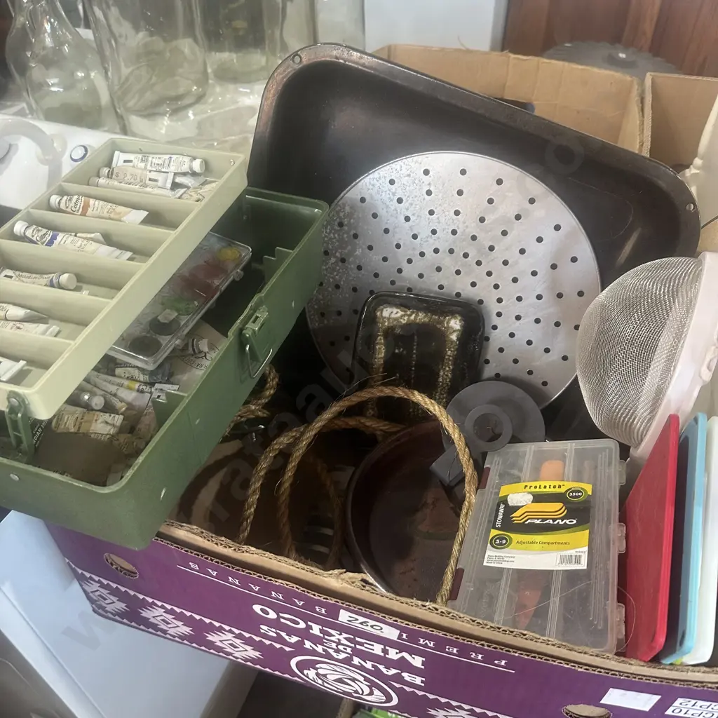 Hobby box with paints, pottery and roasting dish. Image 1++