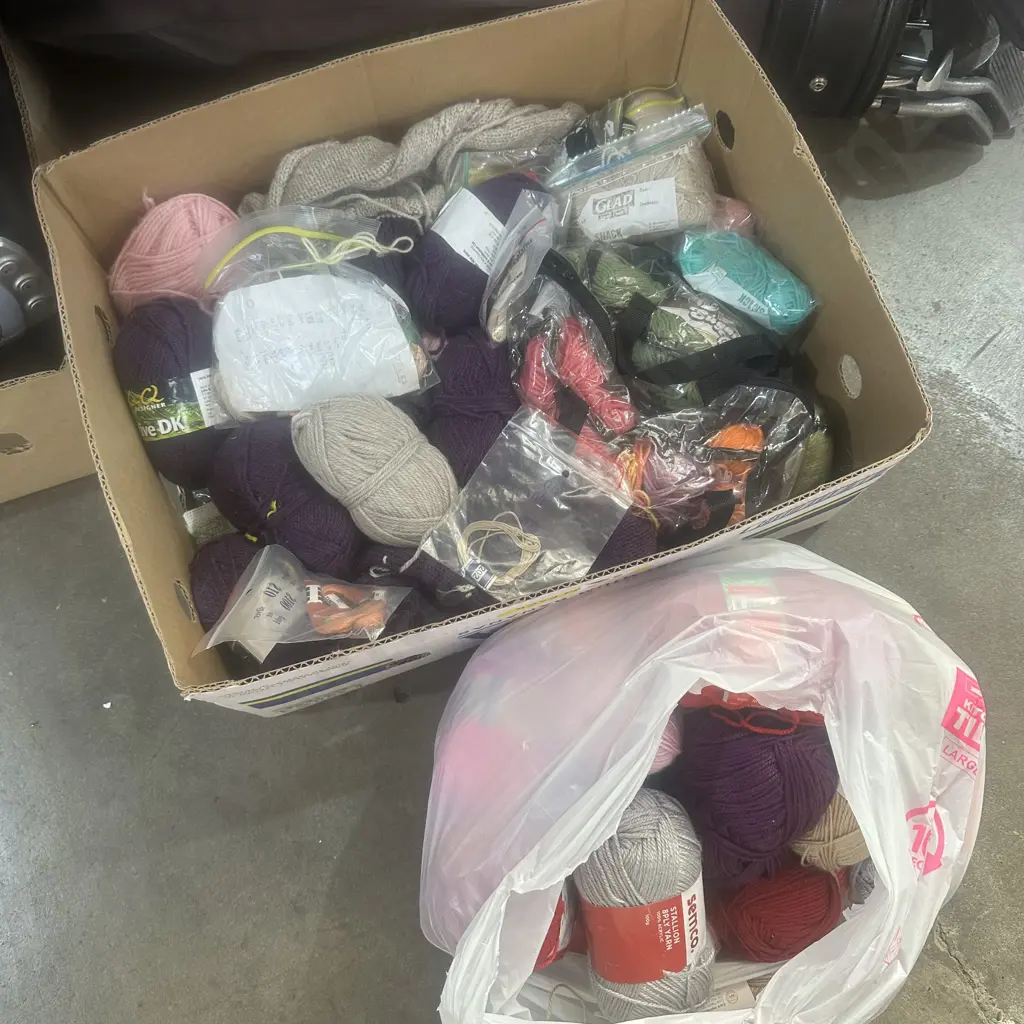 Box of wool. Image 1++