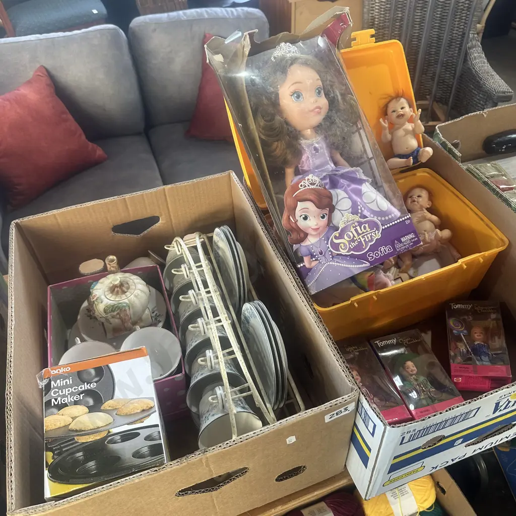 2 boxes dolls, china Image 1++