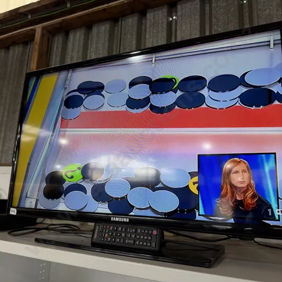 Samsung model UA32EH4000 32inch HD-Ready LED TV with remote.