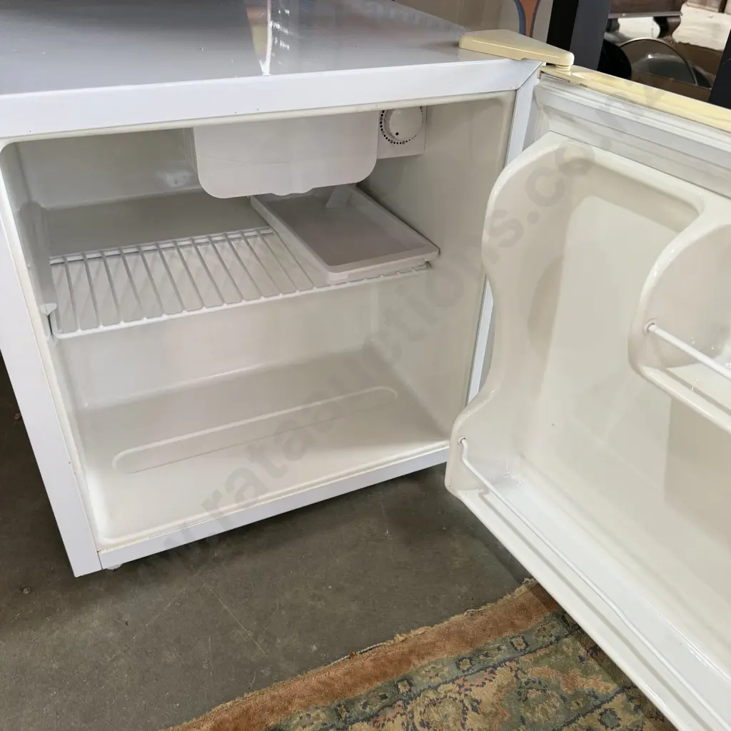 underbench fridge Image 1++