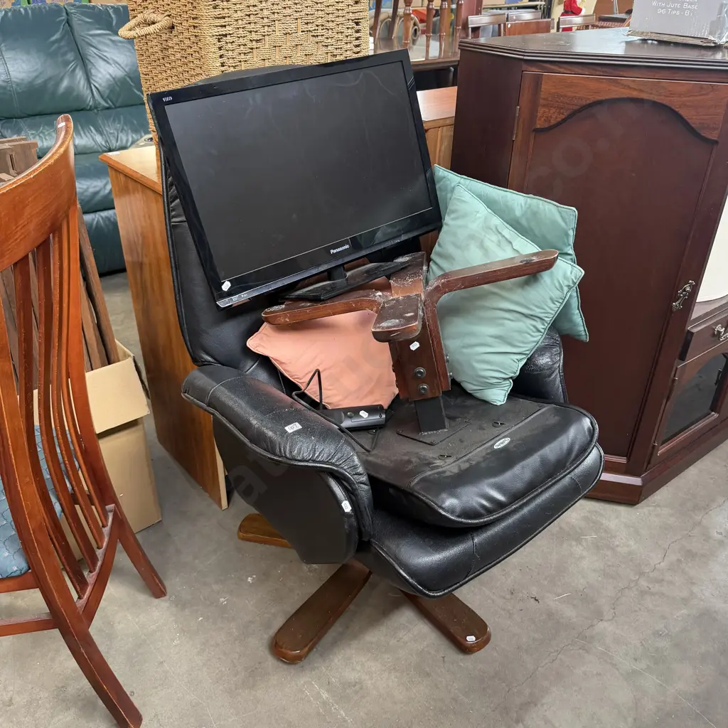 average lounge chair with stool and TV not working Image 1++