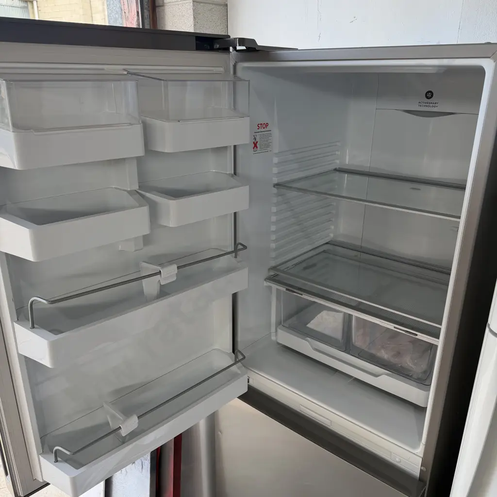 very tidy F&P fridge freezer Image 1++