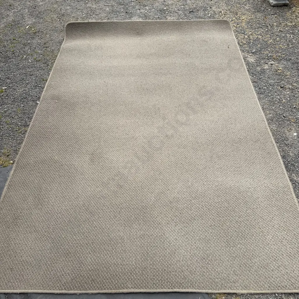 hemmed carpet 2.7 x 1.8 Image 1++