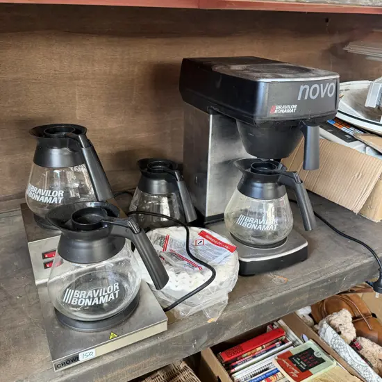 Bravilor filter coffee brewer and warmer with 4 jugs etc