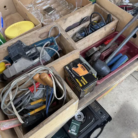 Belt sander, angle grinder, jig saw, multi sander and tools.