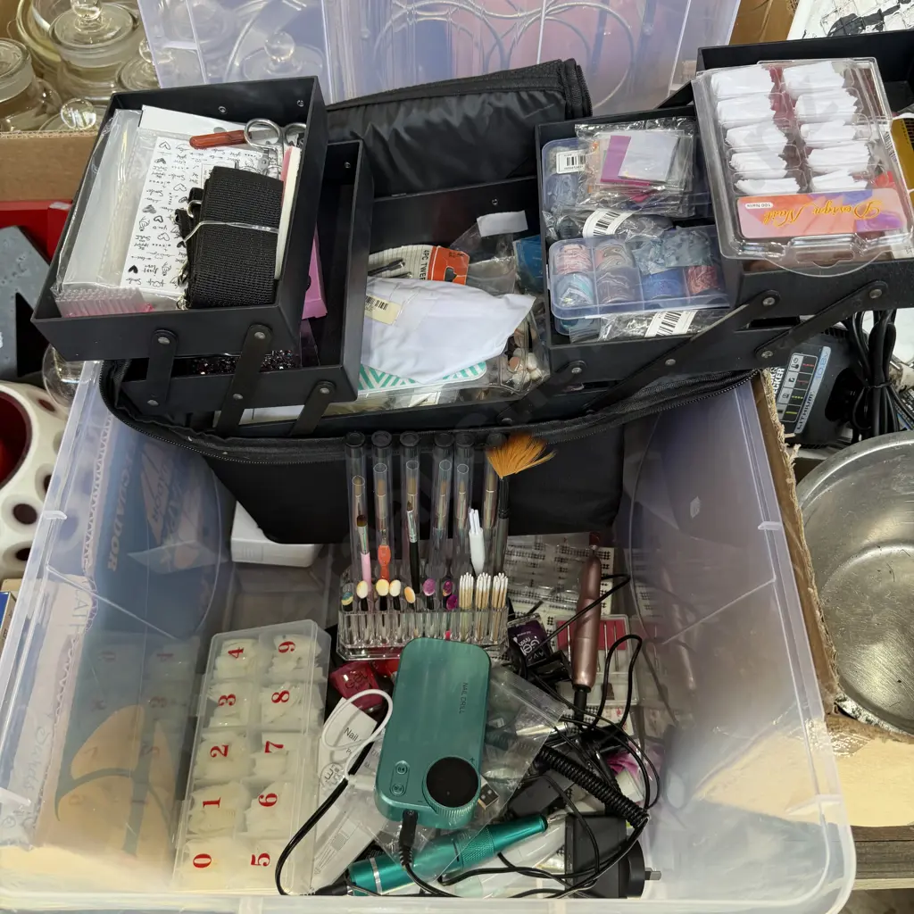 Lidded bin with nail sets etc., Image 1++