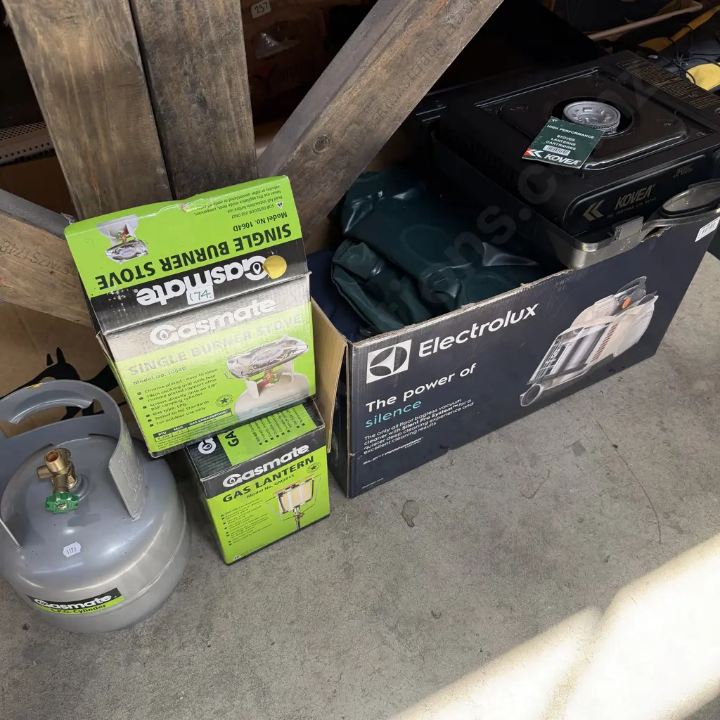 Single burner stoves, lantern and gas bottle, air beds. Image 1++