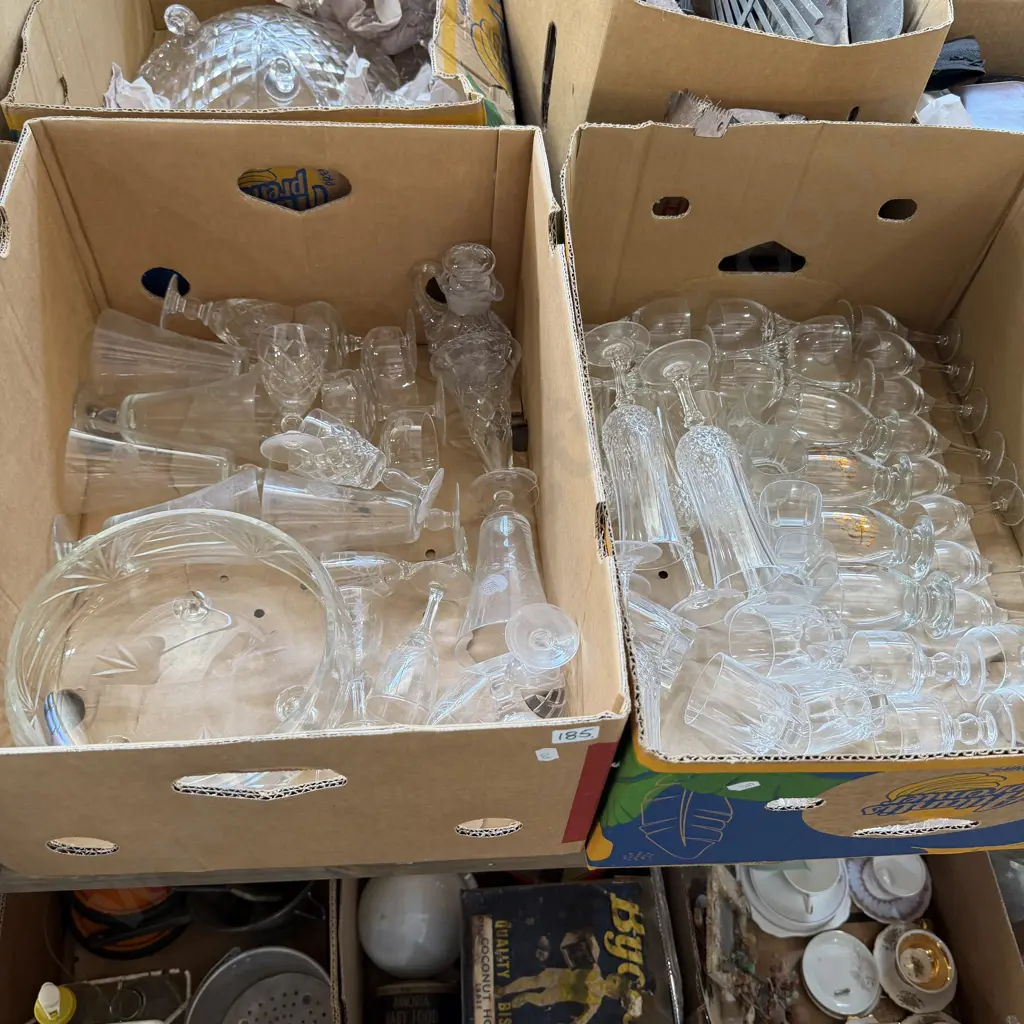 Two boxes of glassware. Image 1++