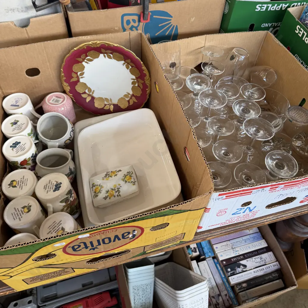 Two boxes glassware and servers etc. Image 1++