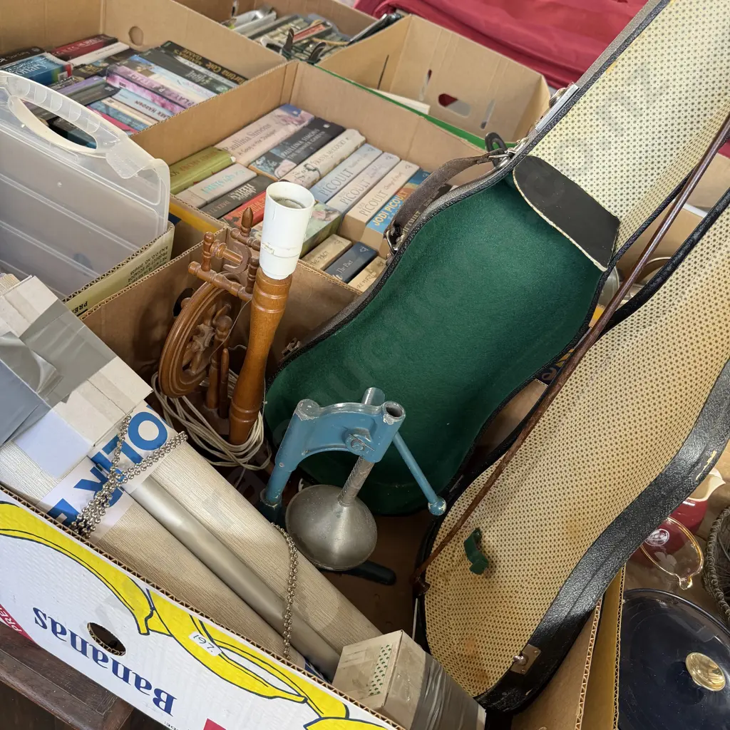 Blinds, lamp, violin case etc. Image 1++