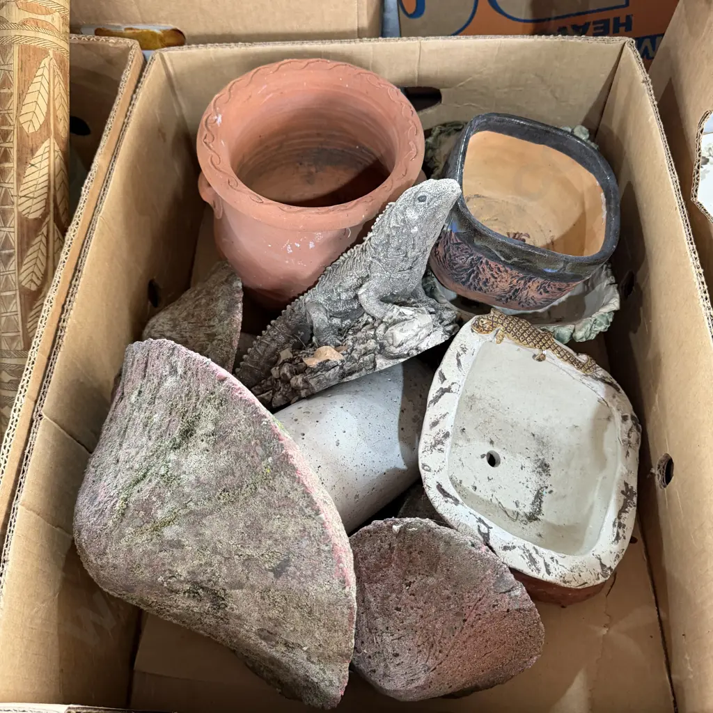 Pottery planters and garden art. Image 1++