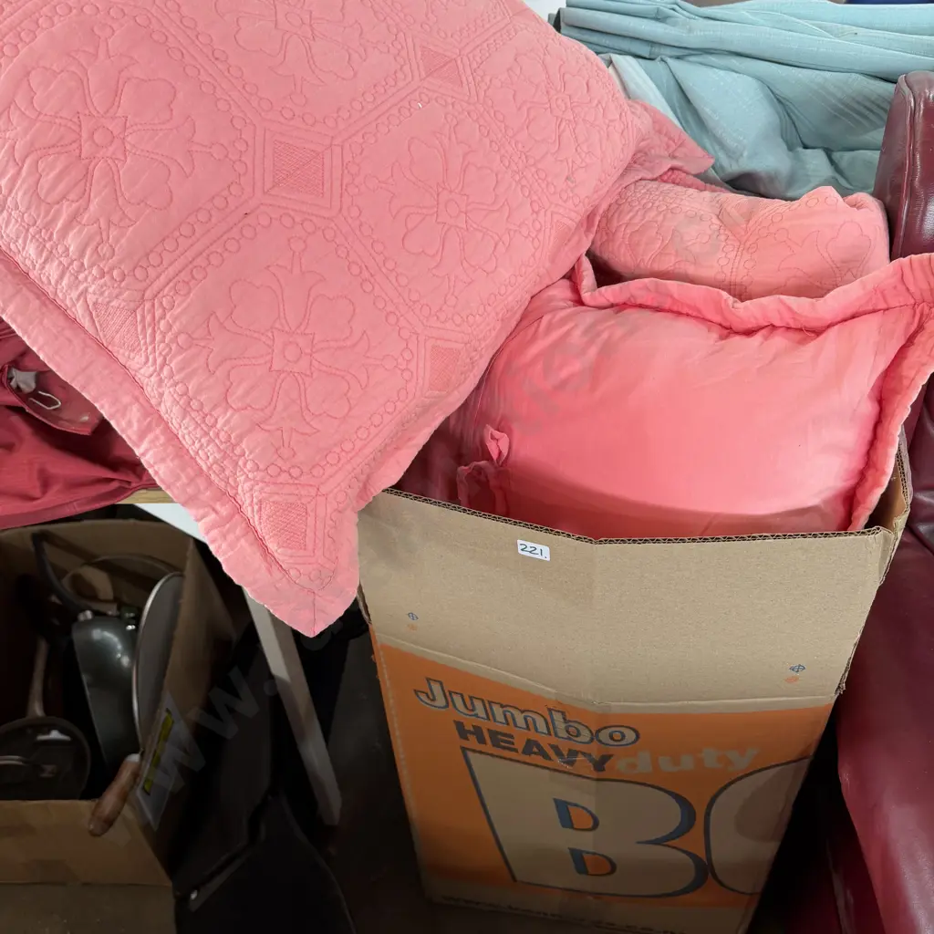 Bedding and cushions. Image 1++
