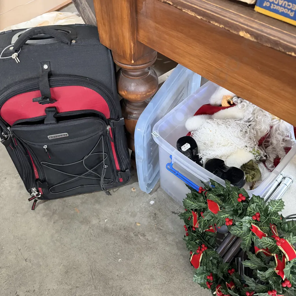 Santa, wreath, suitcase. Image 1++