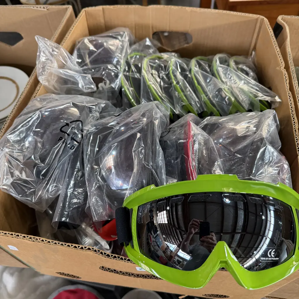 Lots of ski goggles. Image 1++