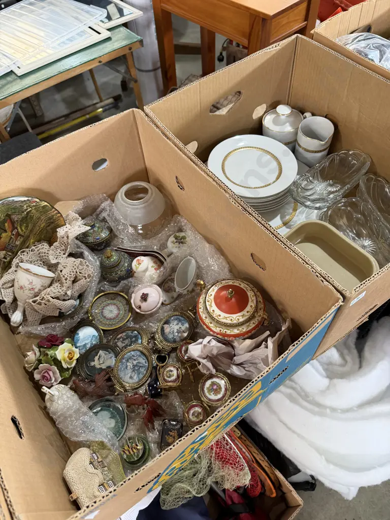 Dinnerware and collectables. Image 1++