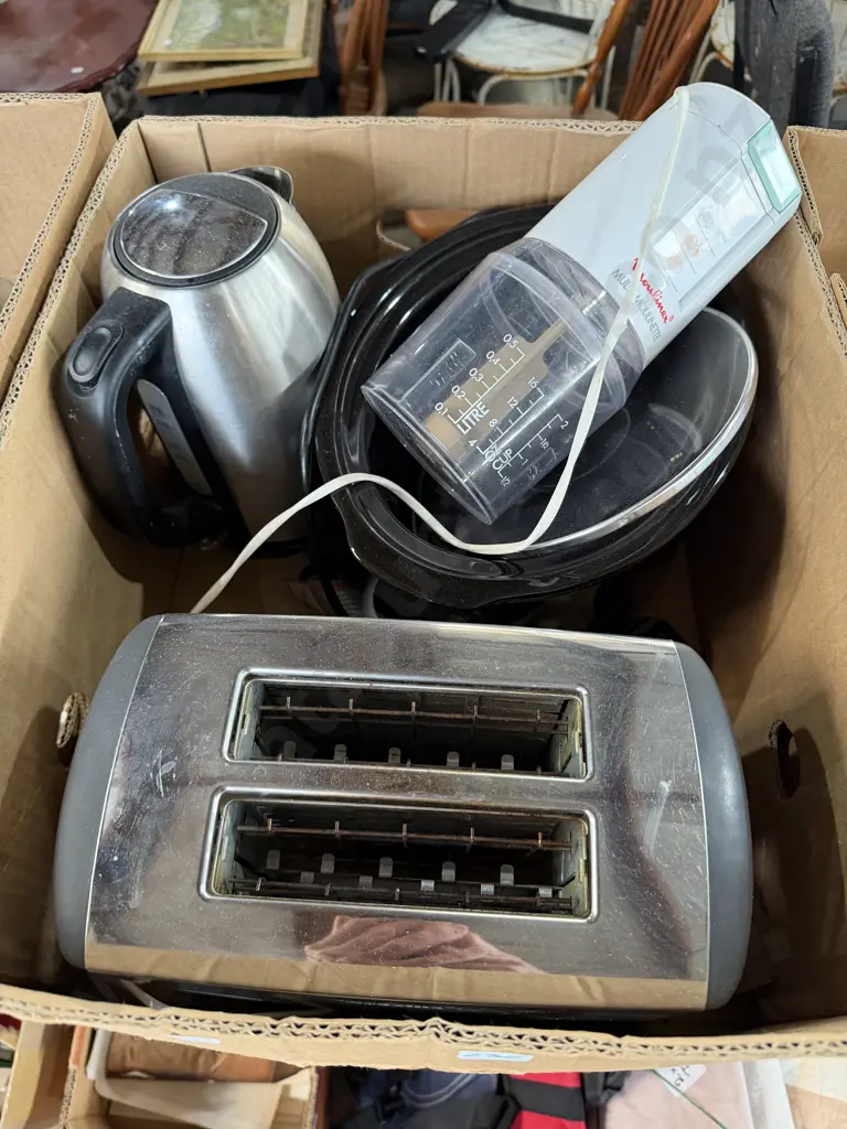 Slow cooker, jug, toaster, small wizz. Image 1++