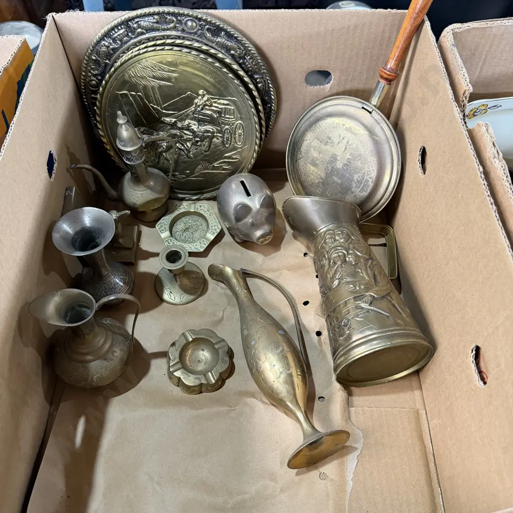 Box of brass items. Image 1++