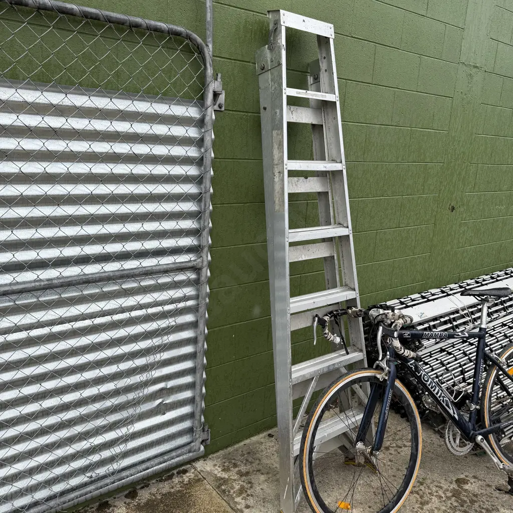 large ladder can only be used extended Image 1++