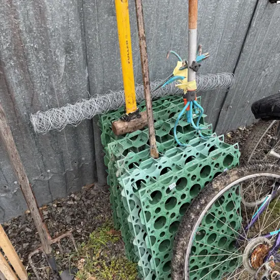 single mats, garden tools, sledge and bar, netting