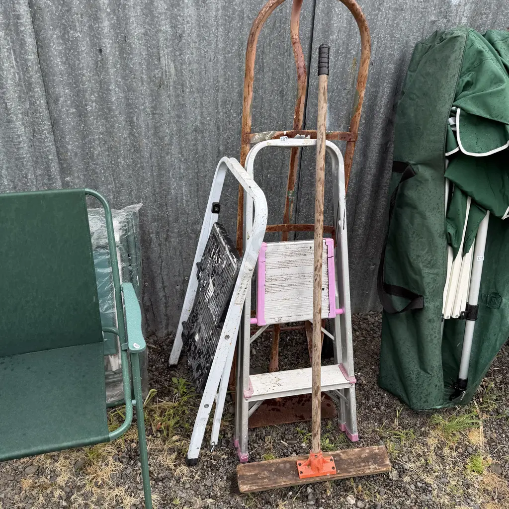 trolly, 2 steps and broom Image 1++