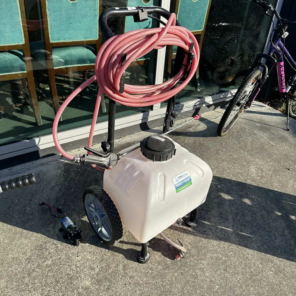 sprayer with spare pump Image 1++