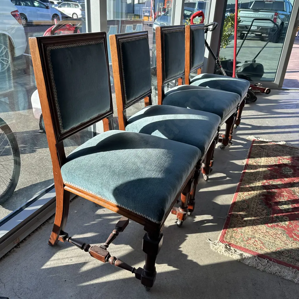 4 good colonial chairs Image 1++