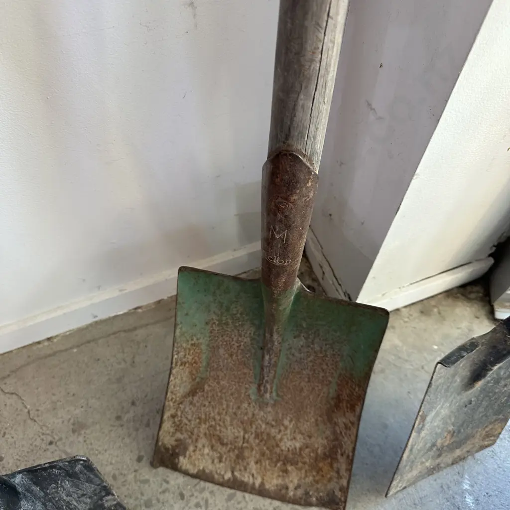 wide mouth shovel Image 1++