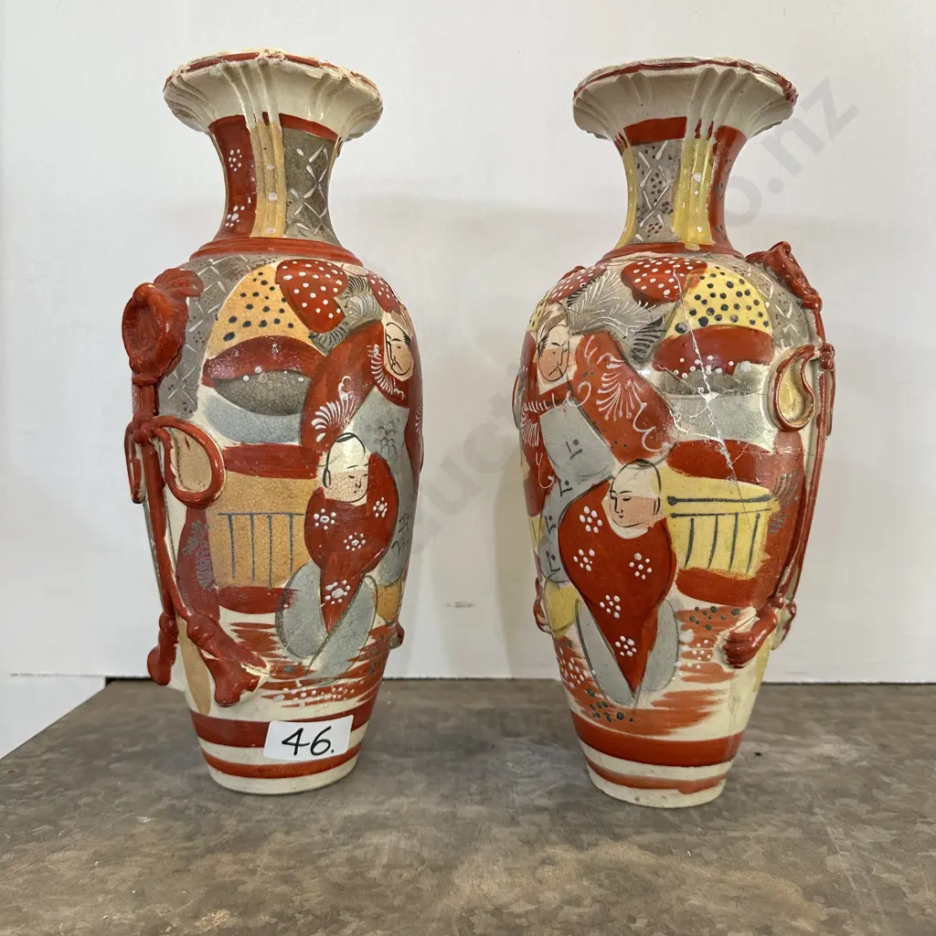 pair of early Oriental vases Image 1++