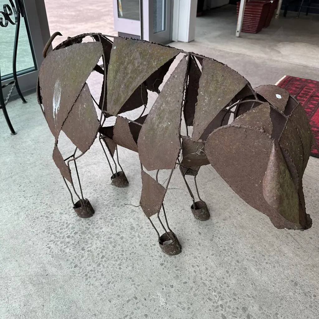 Metal pig sculpture Image 1++